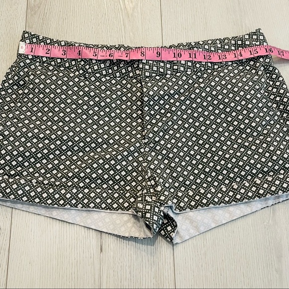 KHAKIS by GAP City 3 Inch Dark Green and White Short Shorts Size 8 - Picture 3 of 13